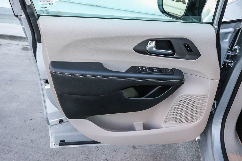 Used 2024 Chrysler Pacifica Touring-L FWD image 23