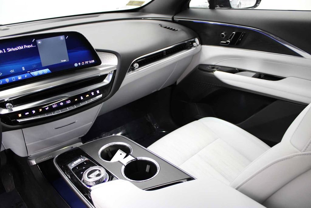 Used 2024 Cadillac Lyriq Luxury AWD/4WD image 28