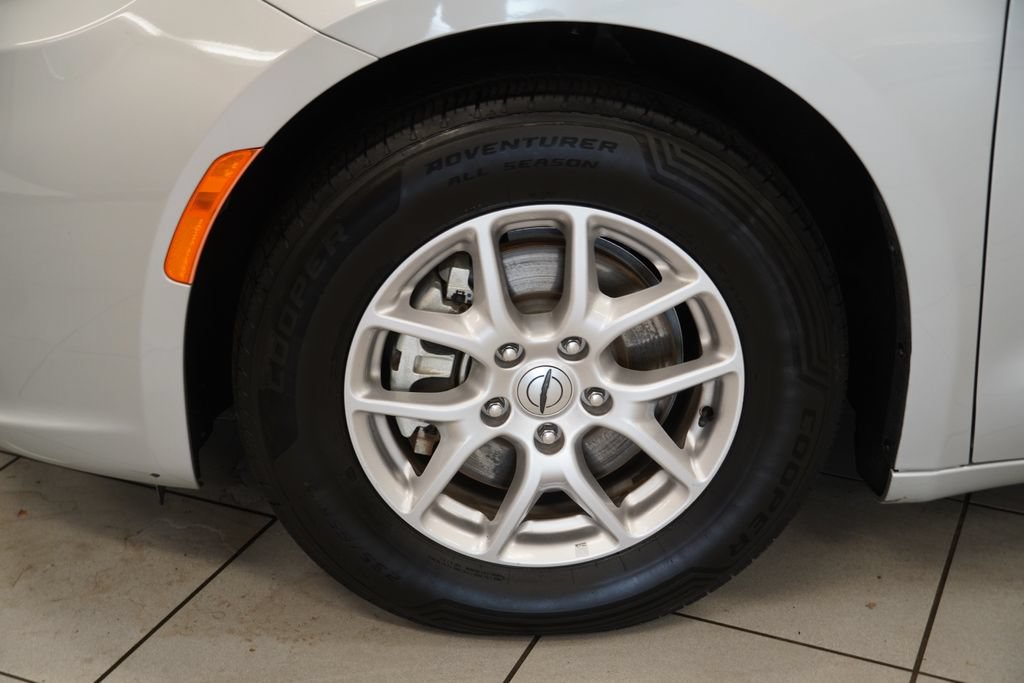 Used 2024 Chrysler Pacifica Touring-L FWD image 16