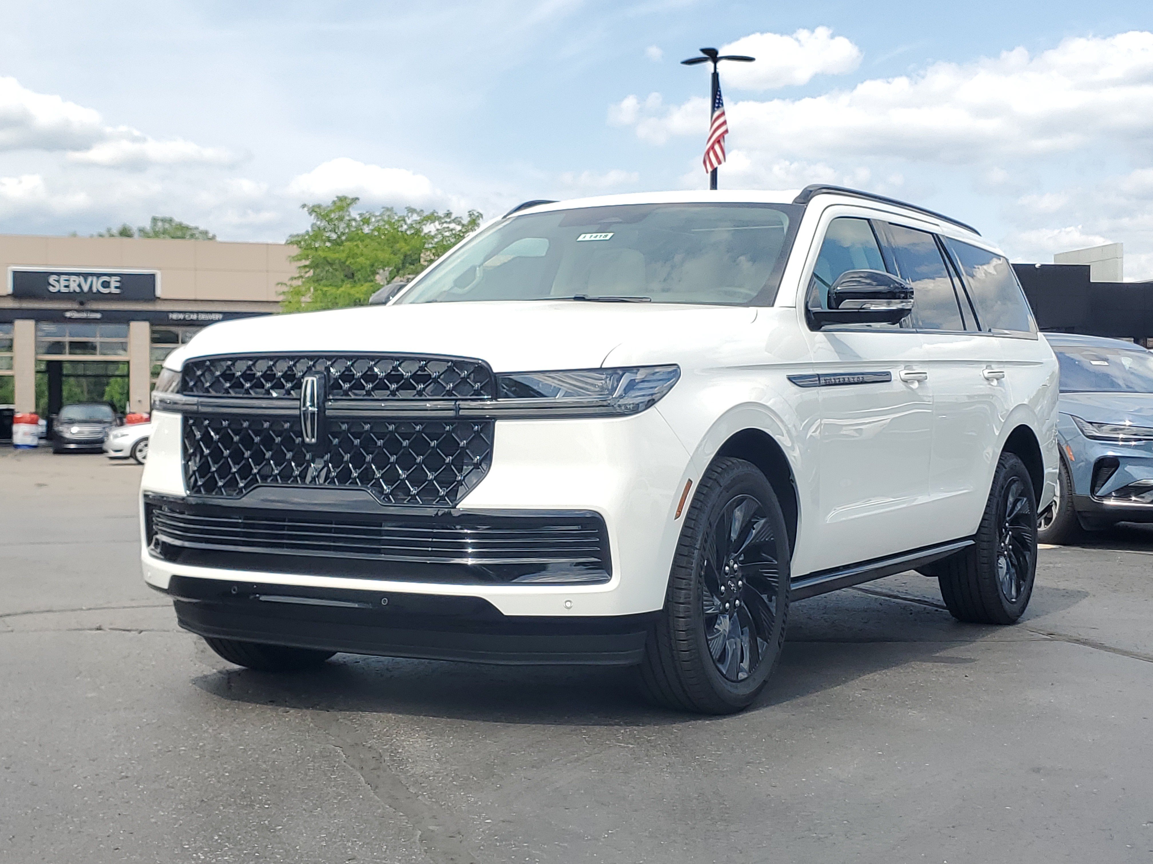 New 2026 Lincoln Navigator Reserve w/ Jet Appearance Package AWD/4WD image 2