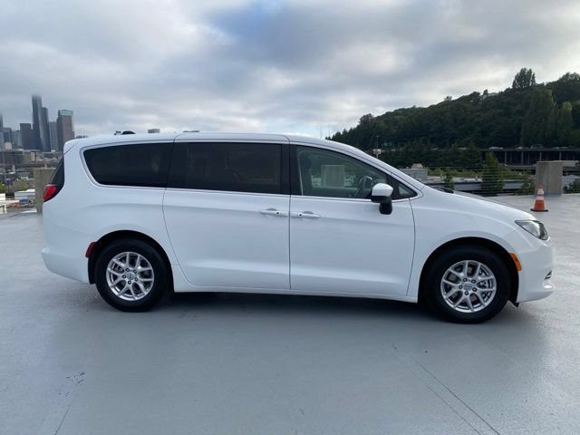 Used 2022 Chrysler Voyager LX FWD image 2