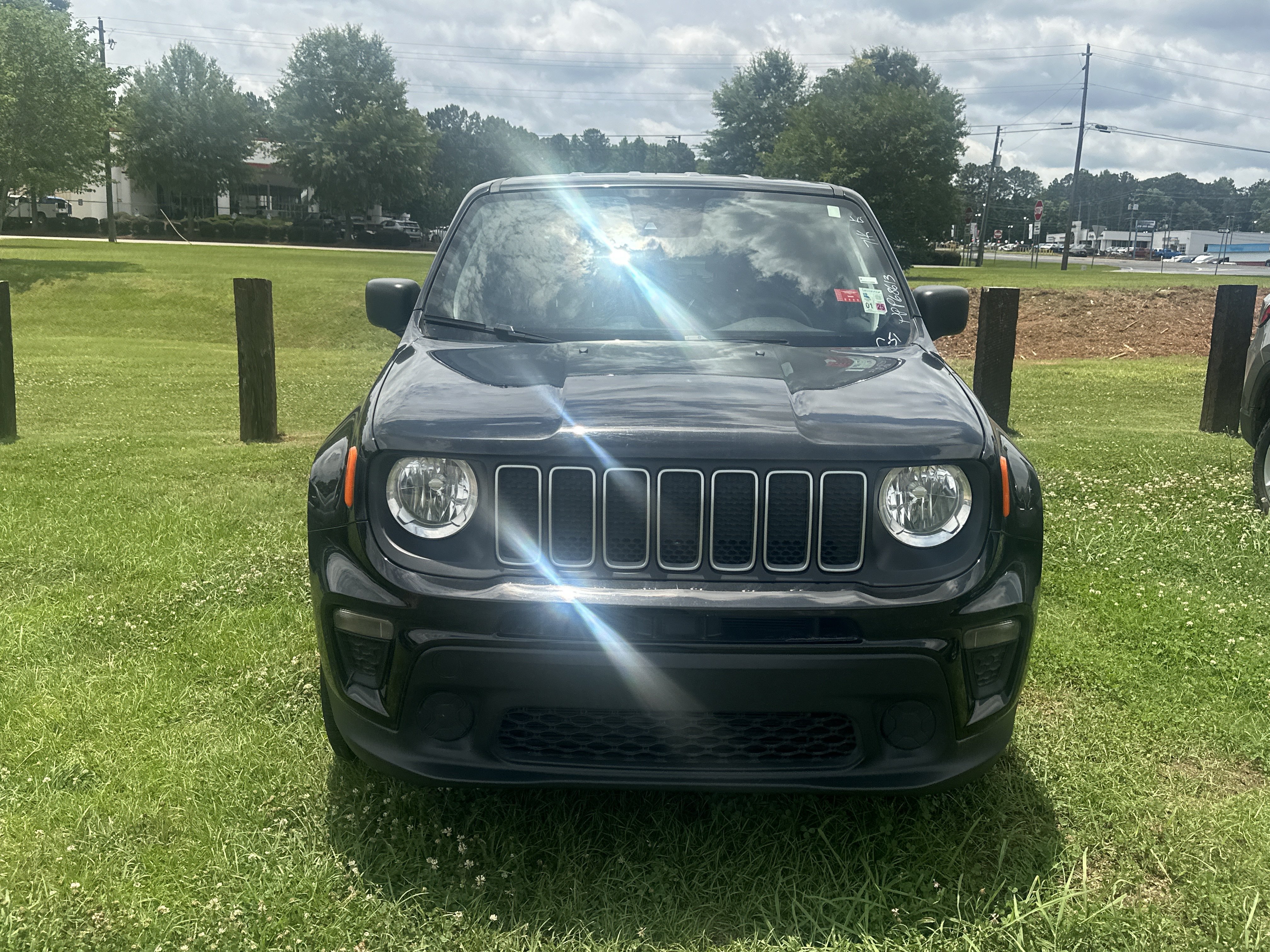 Used 2023 Jeep Renegade Latitude AWD/4WD image 2