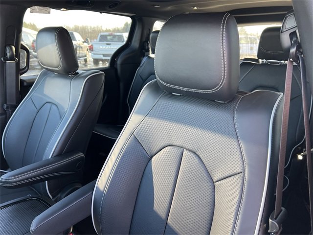 New 2026 Chrysler Pacifica Limited w/ Uconnect Theater Family Group image 15