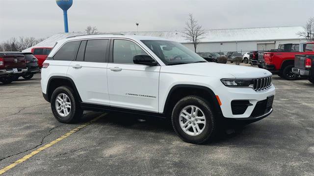 Used 2023 Jeep Grand Cherokee Laredo w/ Luxury Tech Group I AWD/4WD image 2