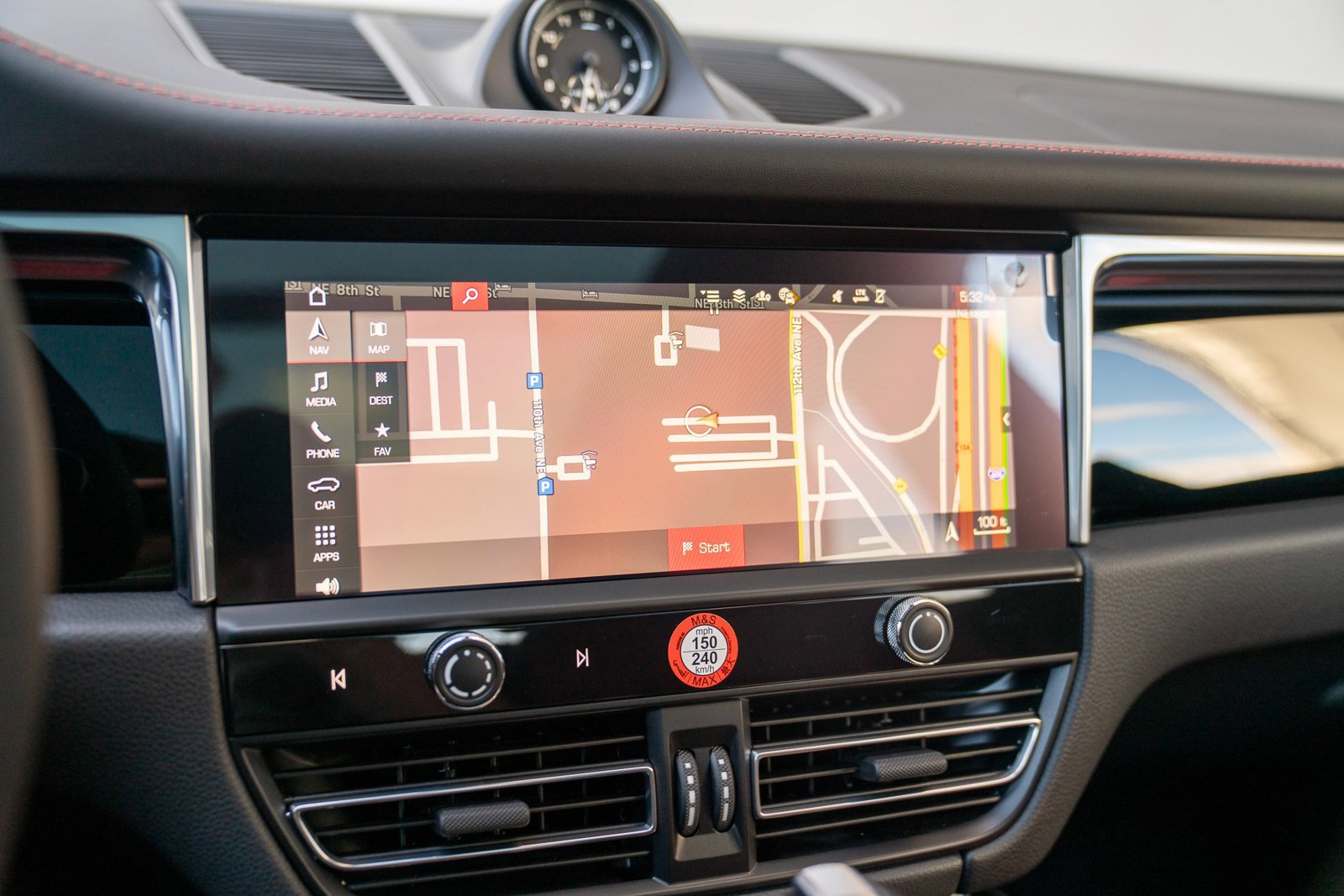 Certified 2025 Porsche Macan image 16