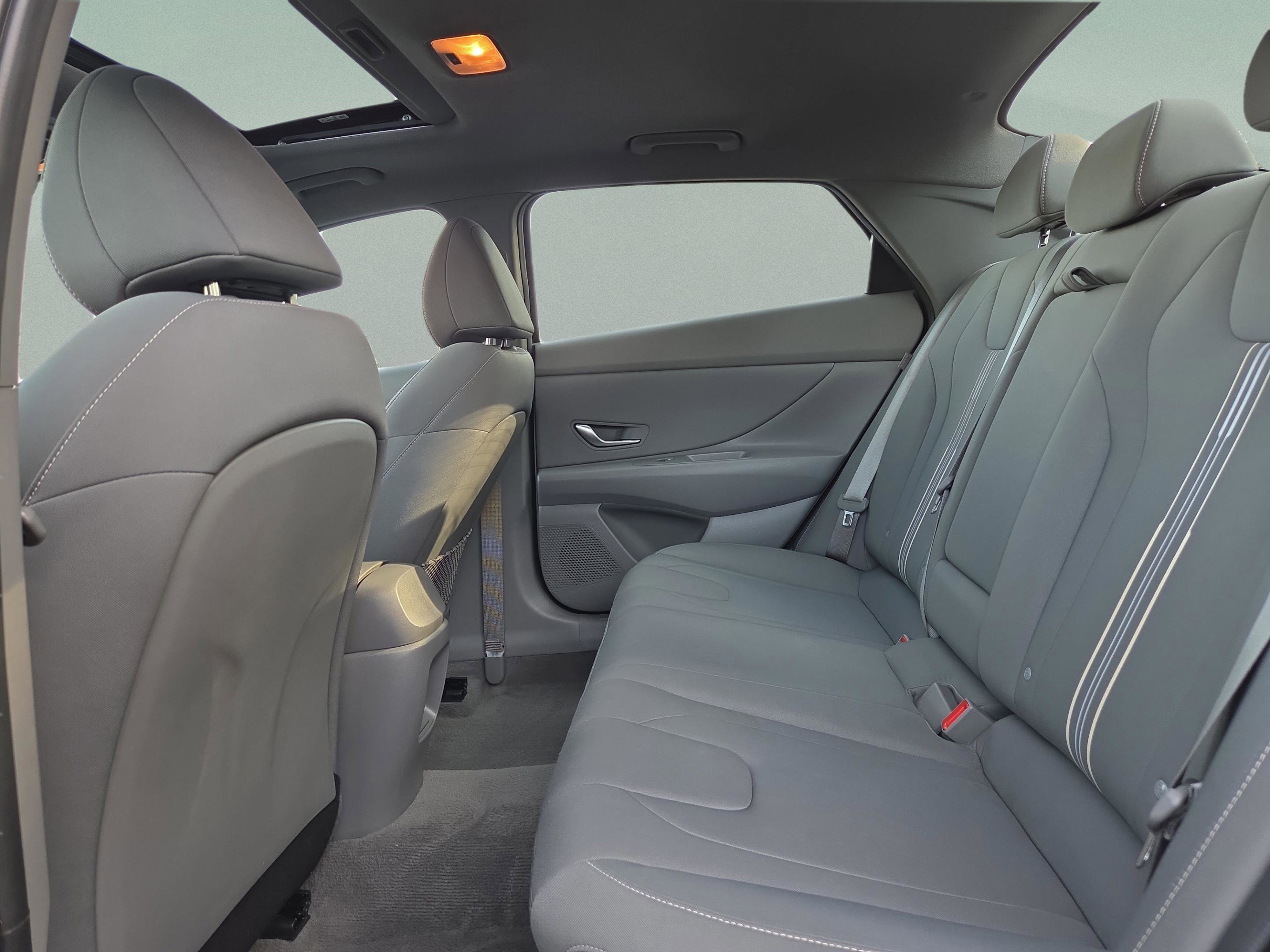 Used 2025 Hyundai Elantra SEL image 31