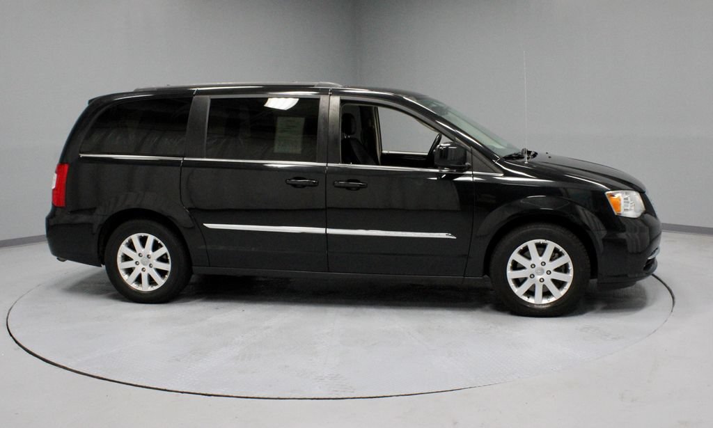 Used 2016 Chrysler Town & Country Touring FWD image 11