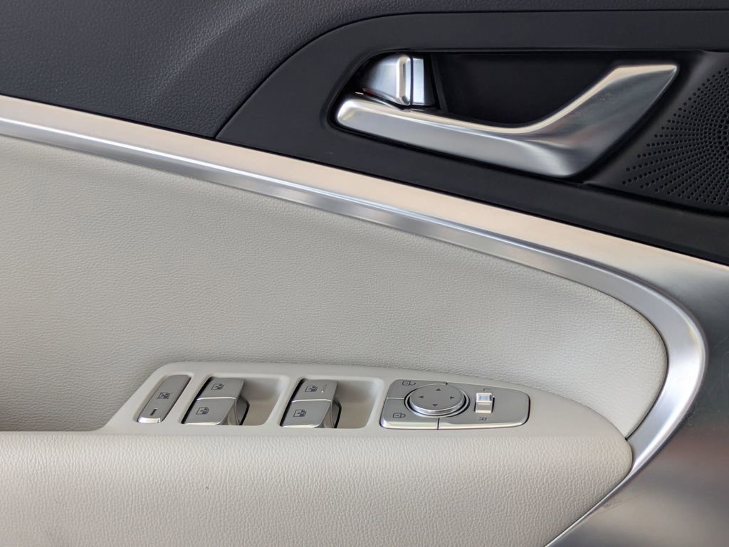 Used 2025 Genesis G70 2.5T RWD image 14