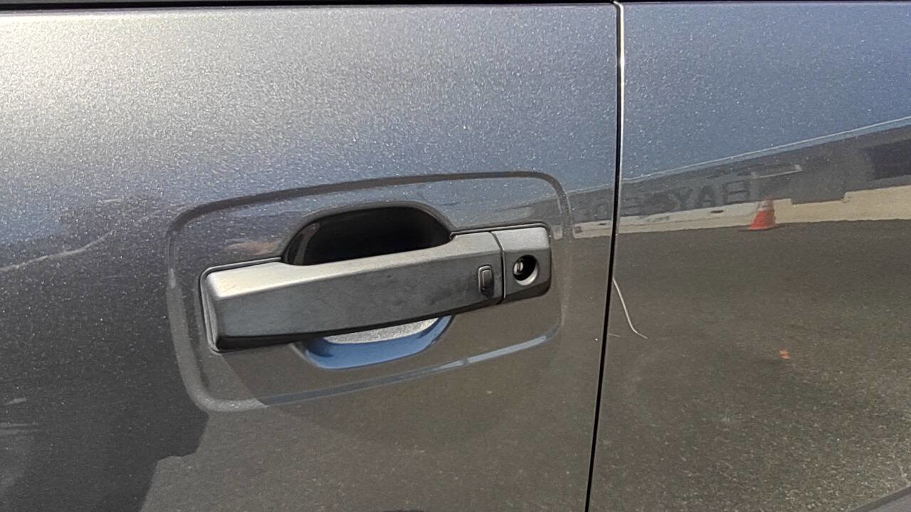 Used 2022 Nissan Titan SV w/ SV Convenience Package image 11