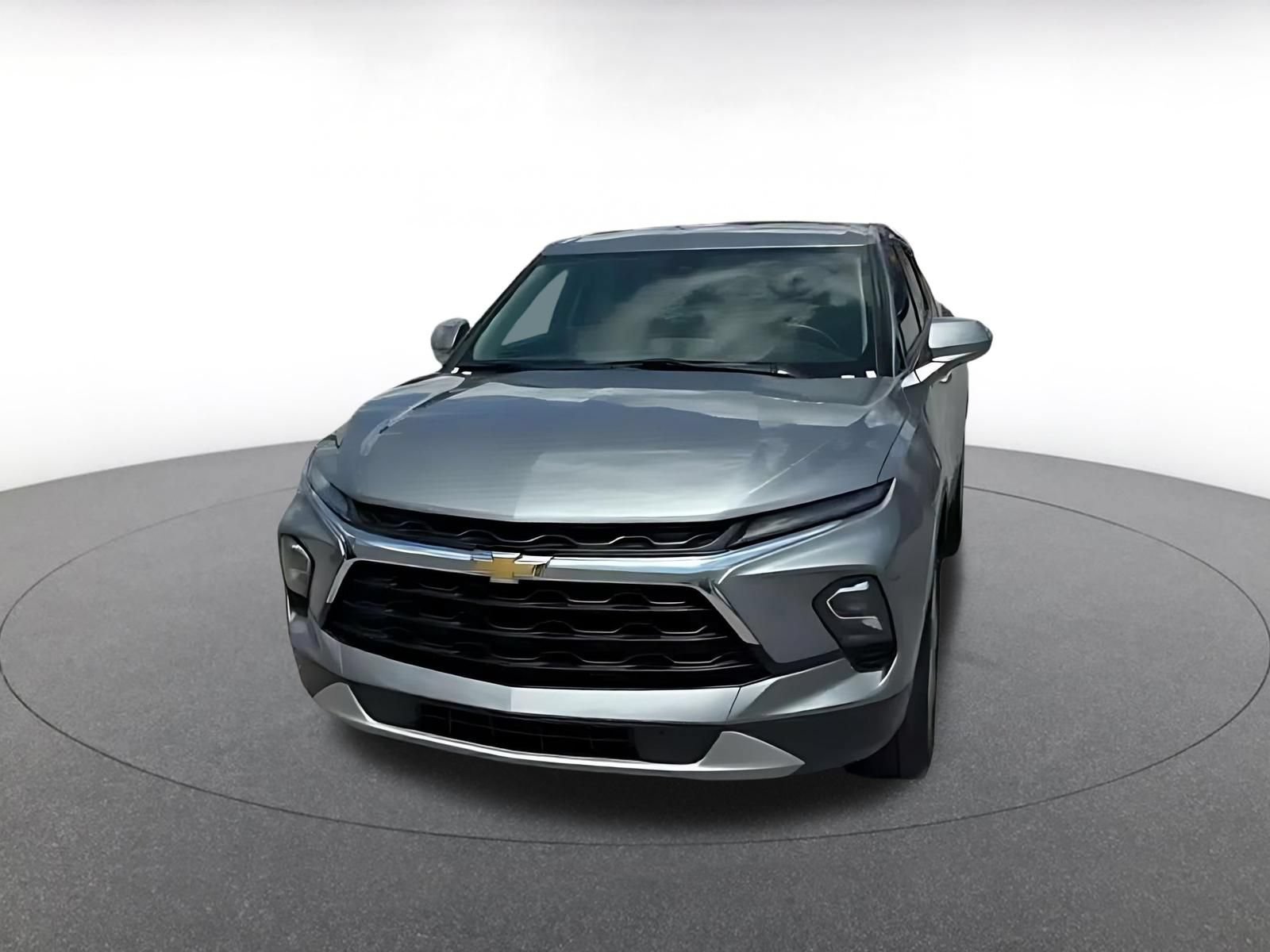 Used 2025 Chevrolet Blazer LT FWD image 2