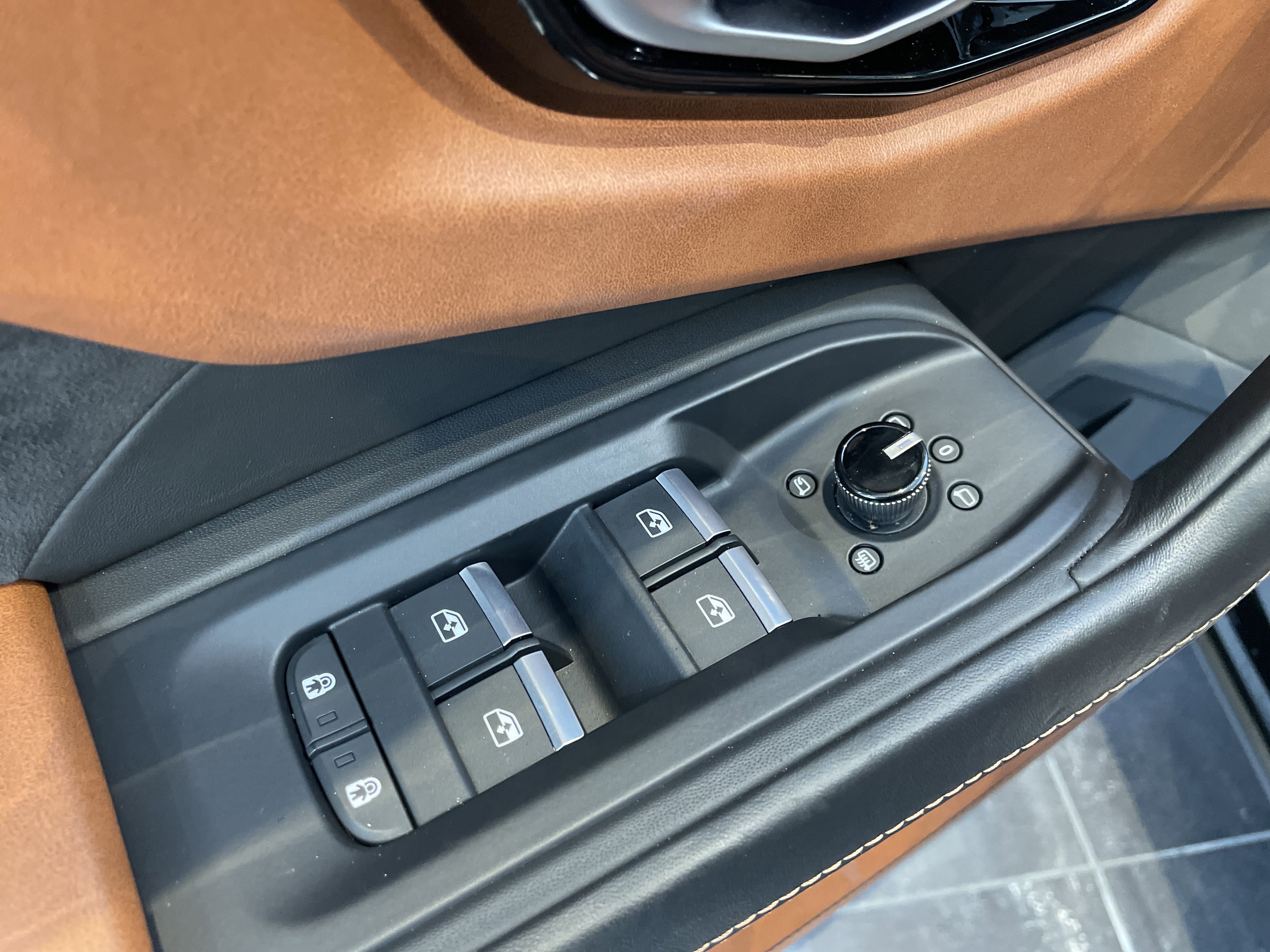 Used 2021 Lamborghini Urus AWD/4WD image 17