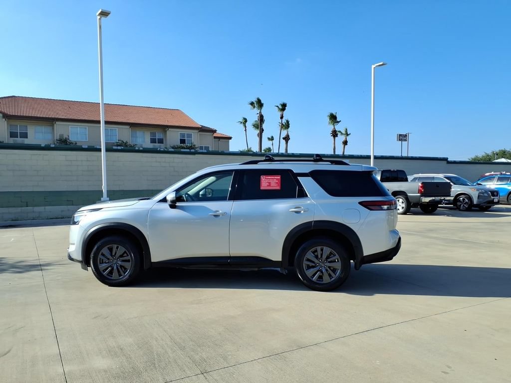 Used 2024 Nissan Pathfinder SV FWD image 2