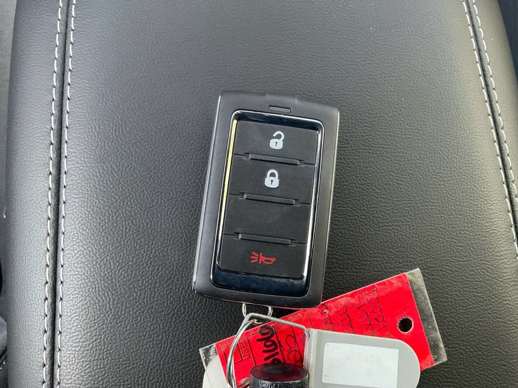 Used 2025 Jeep Grand Cherokee Laredo RWD image 33