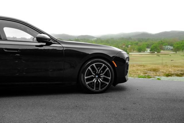 Used 2023 BMW 760i xDrive w/ Luxury Rear Seating Package AWD/4WD image 4