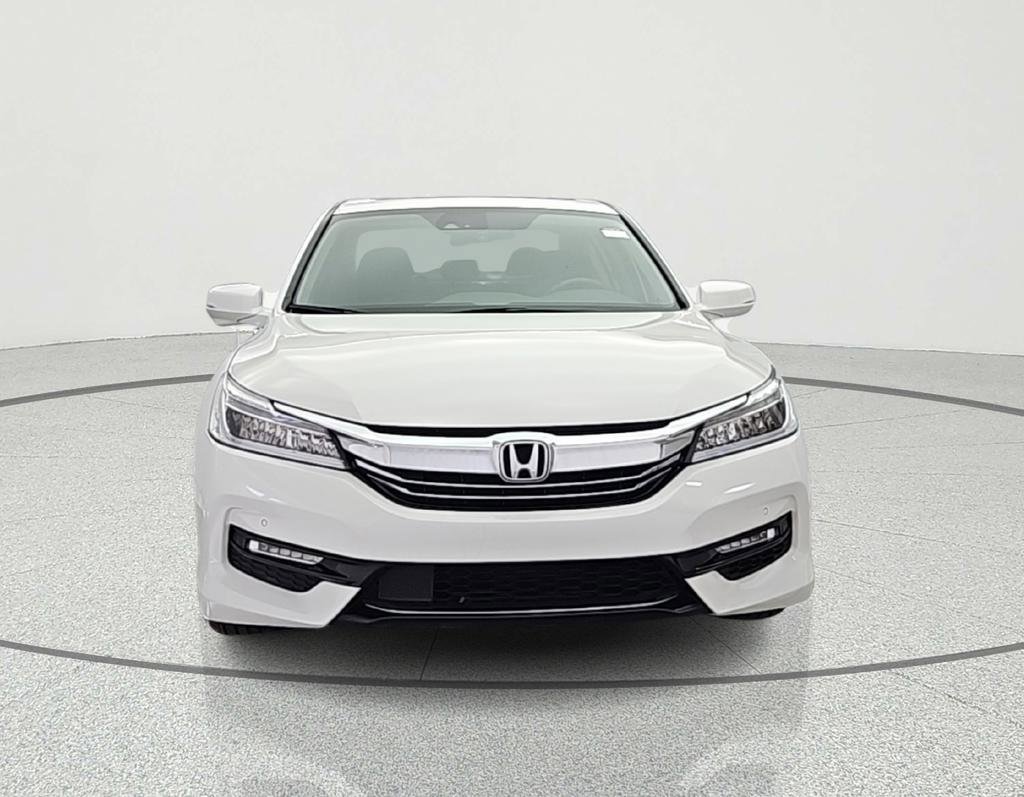 Used 2017 Honda Accord Touring image 2