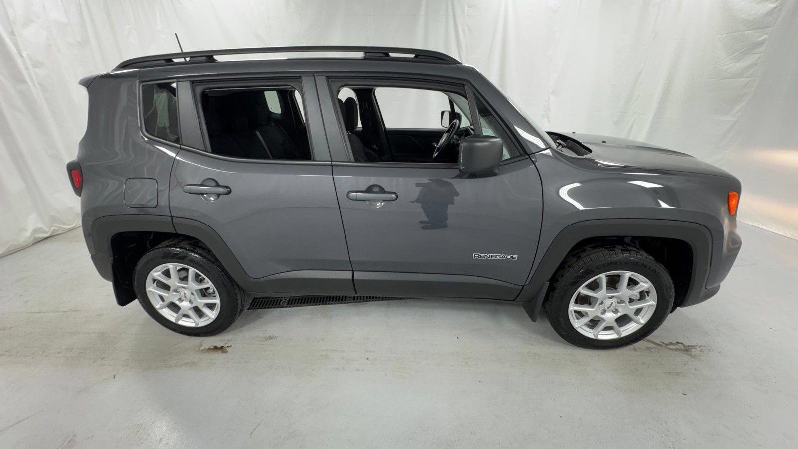 Used 2023 Jeep Renegade Latitude w/ Premium Group AWD/4WD image 2