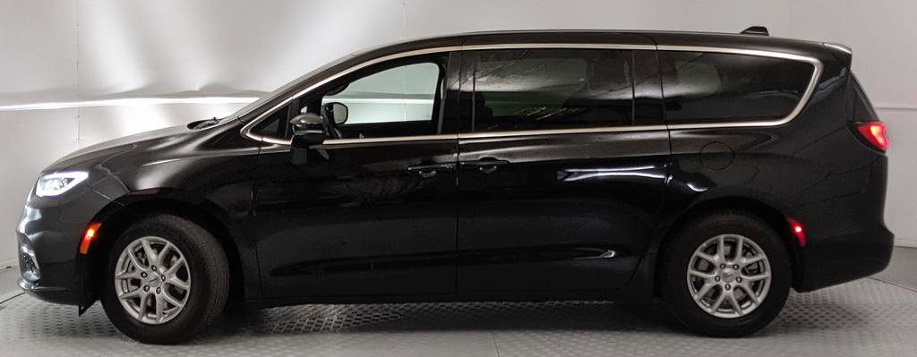 Used 2025 Chrysler Pacifica Select FWD image 4