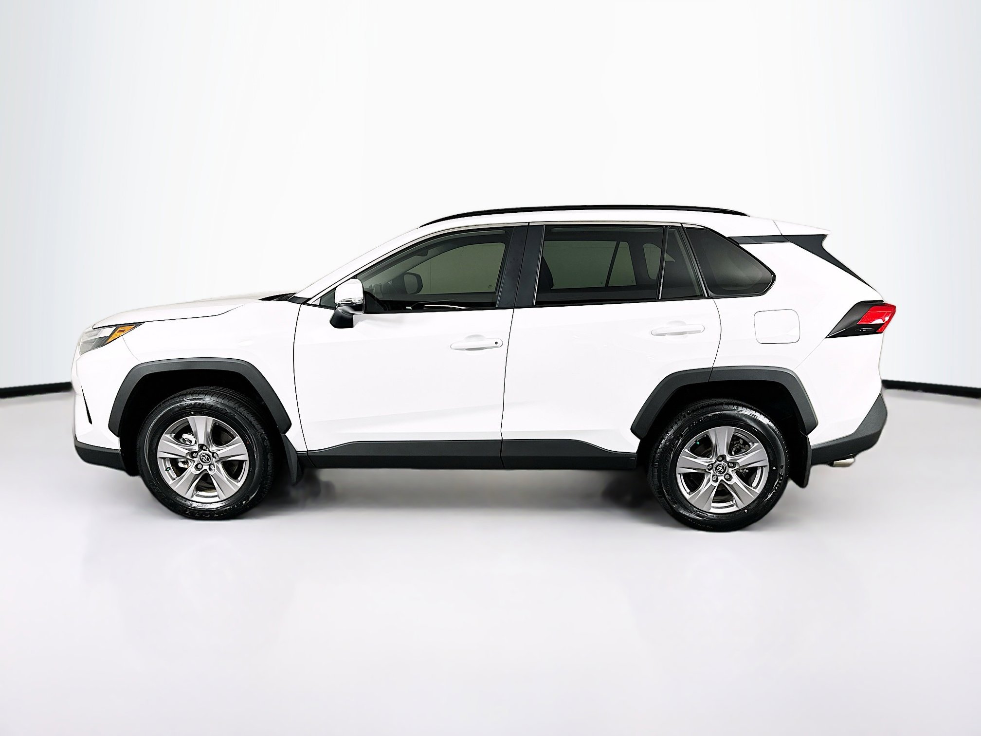 Used 2025 Toyota RAV4 XLE w/ Convenience Package FWD image 4