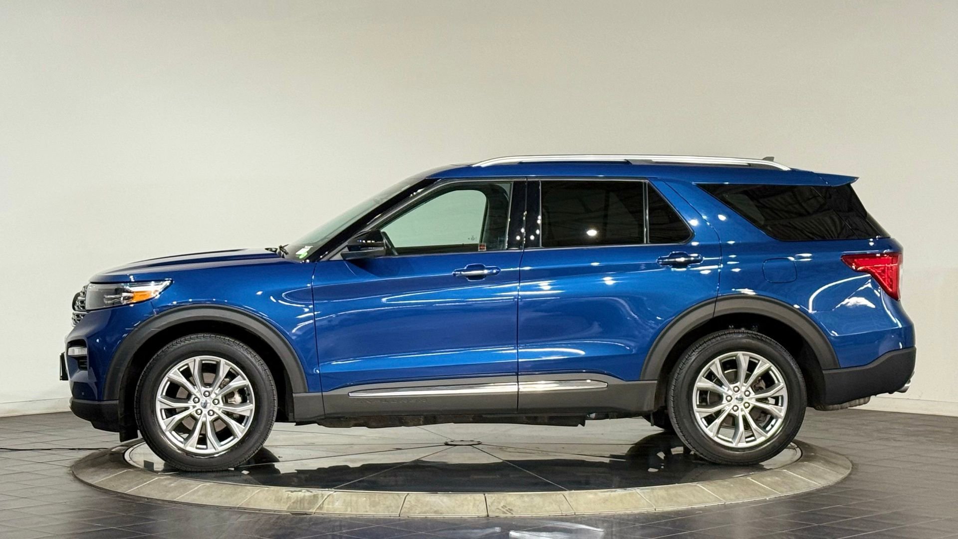 Used 2021 Ford Explorer Limited w/ Equipment Group 301A image 6