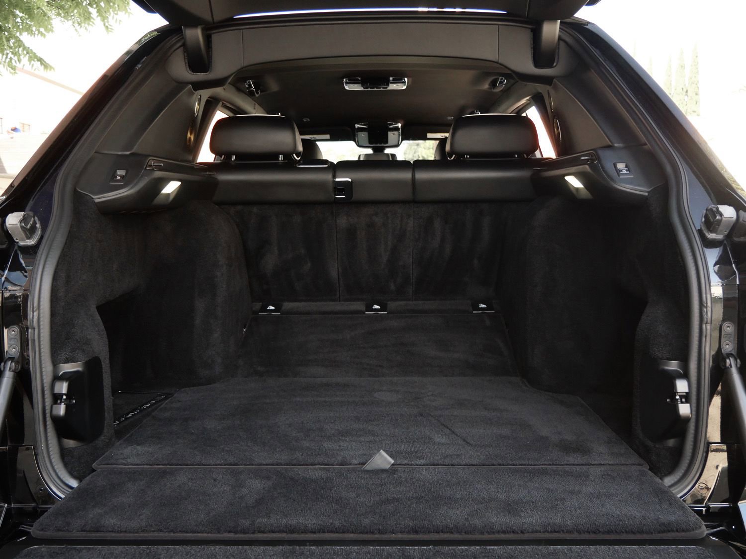 Certified 2022 Rolls-Royce Cullinan Black Badge w/ Dark Exterior Package AWD/4WD image 31