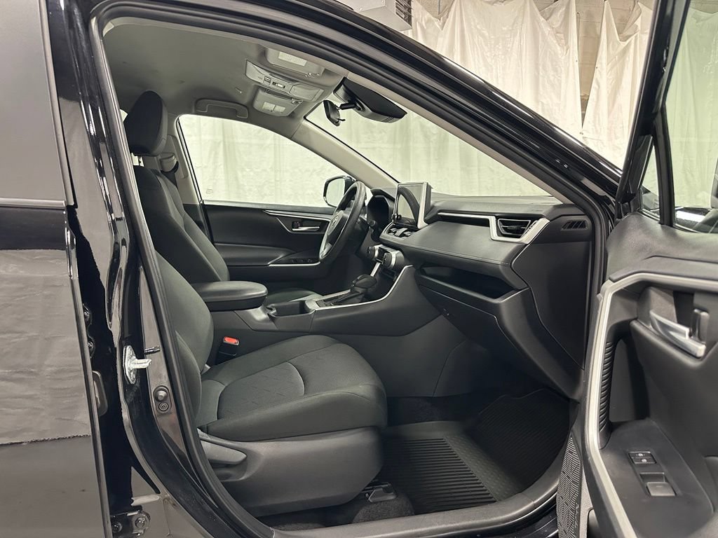 Used 2025 Toyota RAV4 XLE FWD image 56