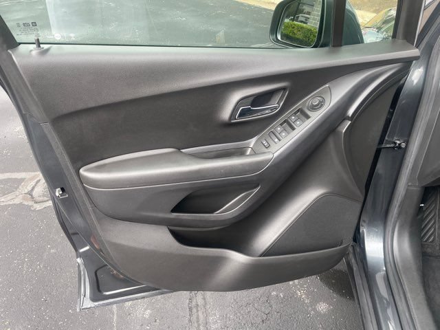 Used 2017 Chevrolet Trax LT w/ LT Convenience Package FWD image 12