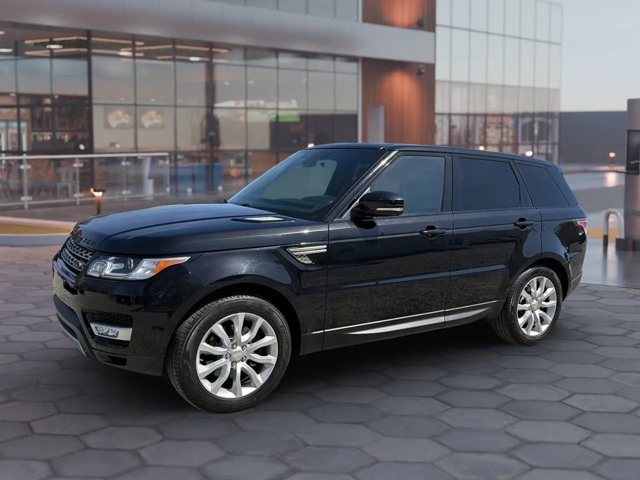 Used 2014 Land Rover Range Rover Sport HSE image 2