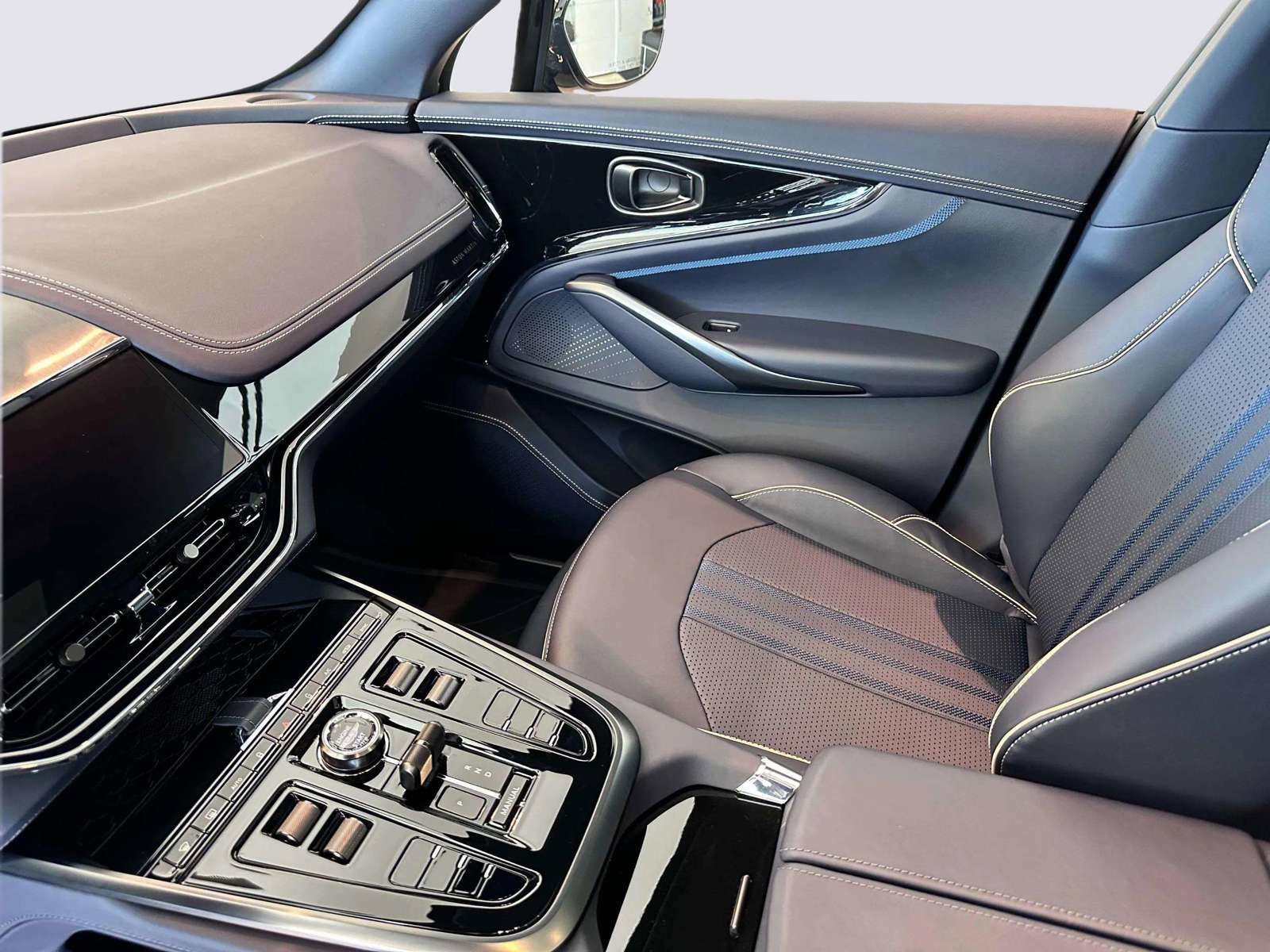 New 2025 Aston Martin DBX 707 image 14