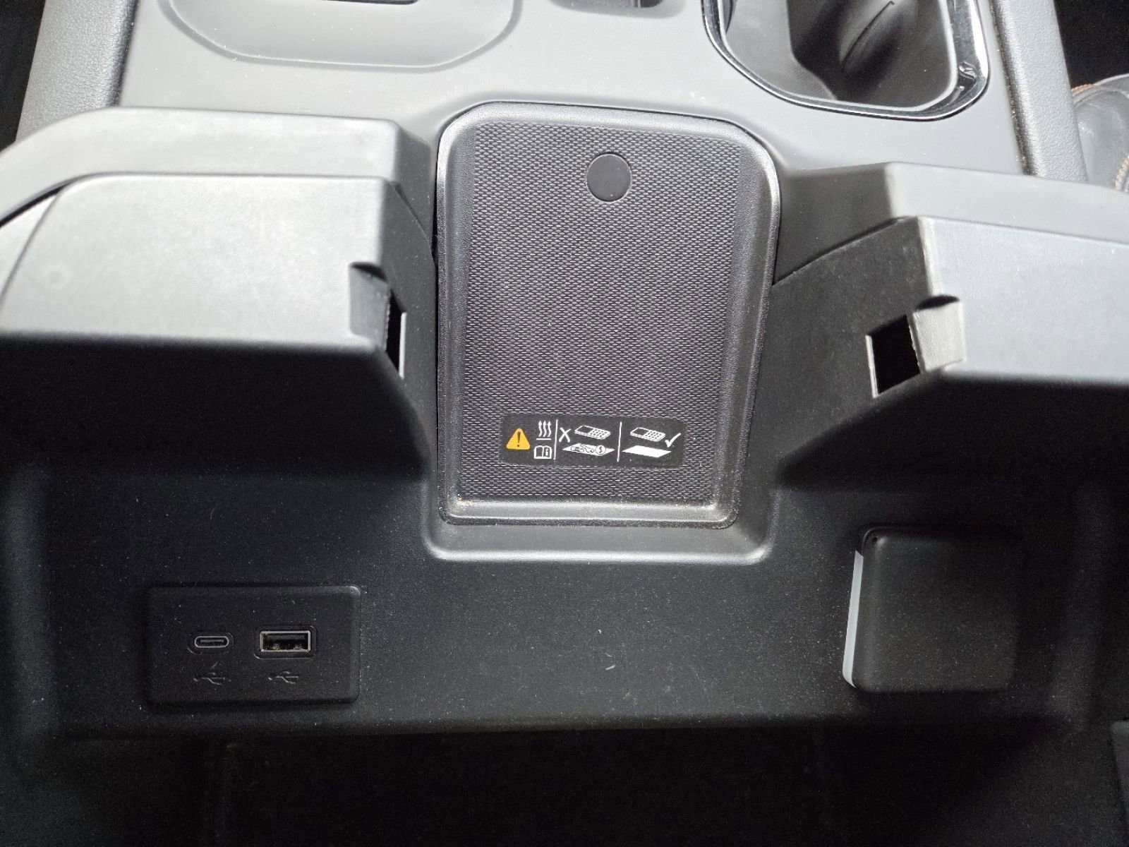 Used 2024 GMC Sierra 1500 AT4 w/ Technology Package image 9