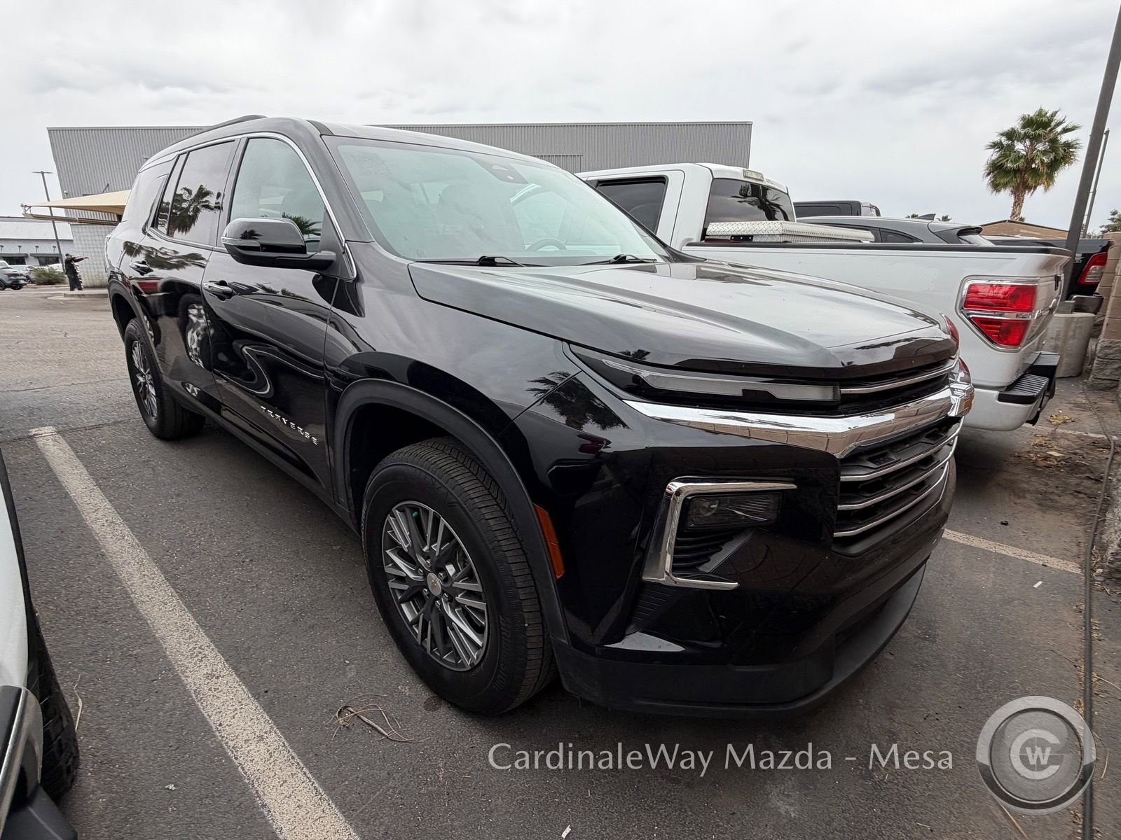 Used 2025 Chevrolet Traverse LT image 2