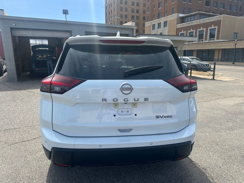 Used 2024 Nissan Rogue SV w/ SV Premium Package image 4