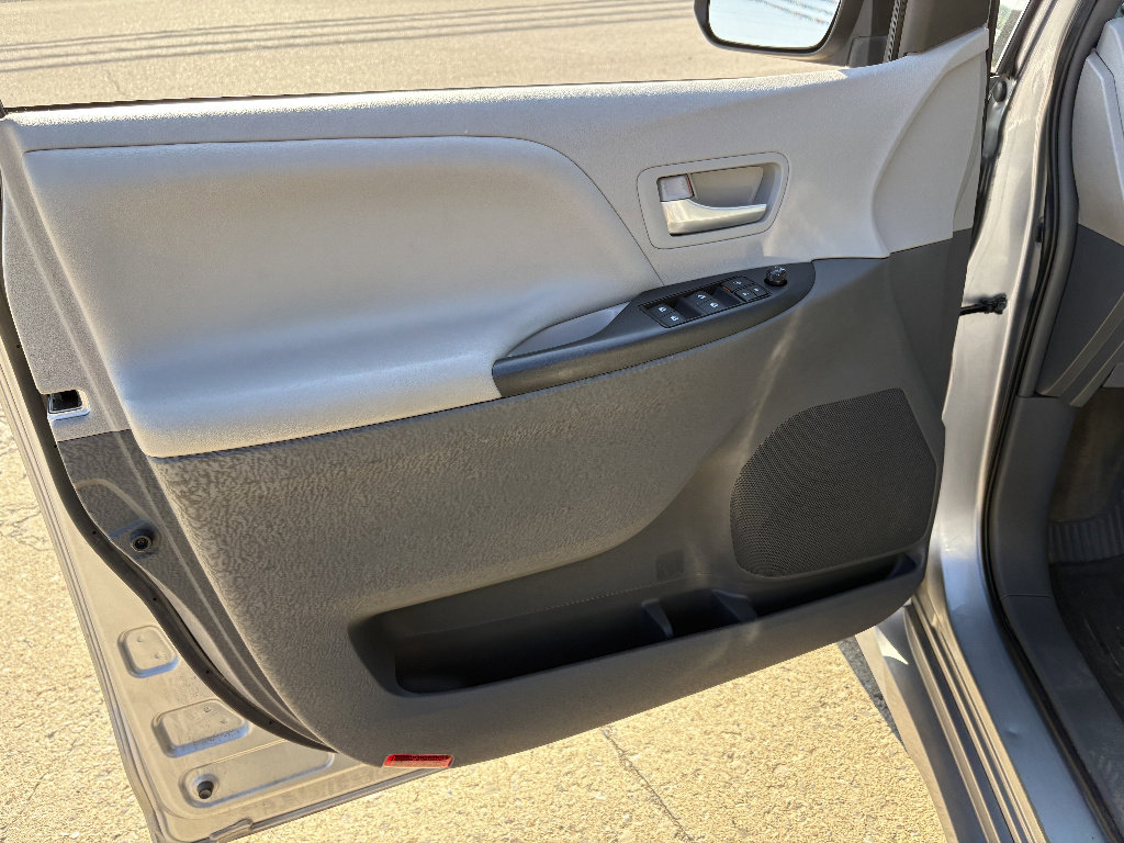 Used 2018 Toyota Sienna LE image 28