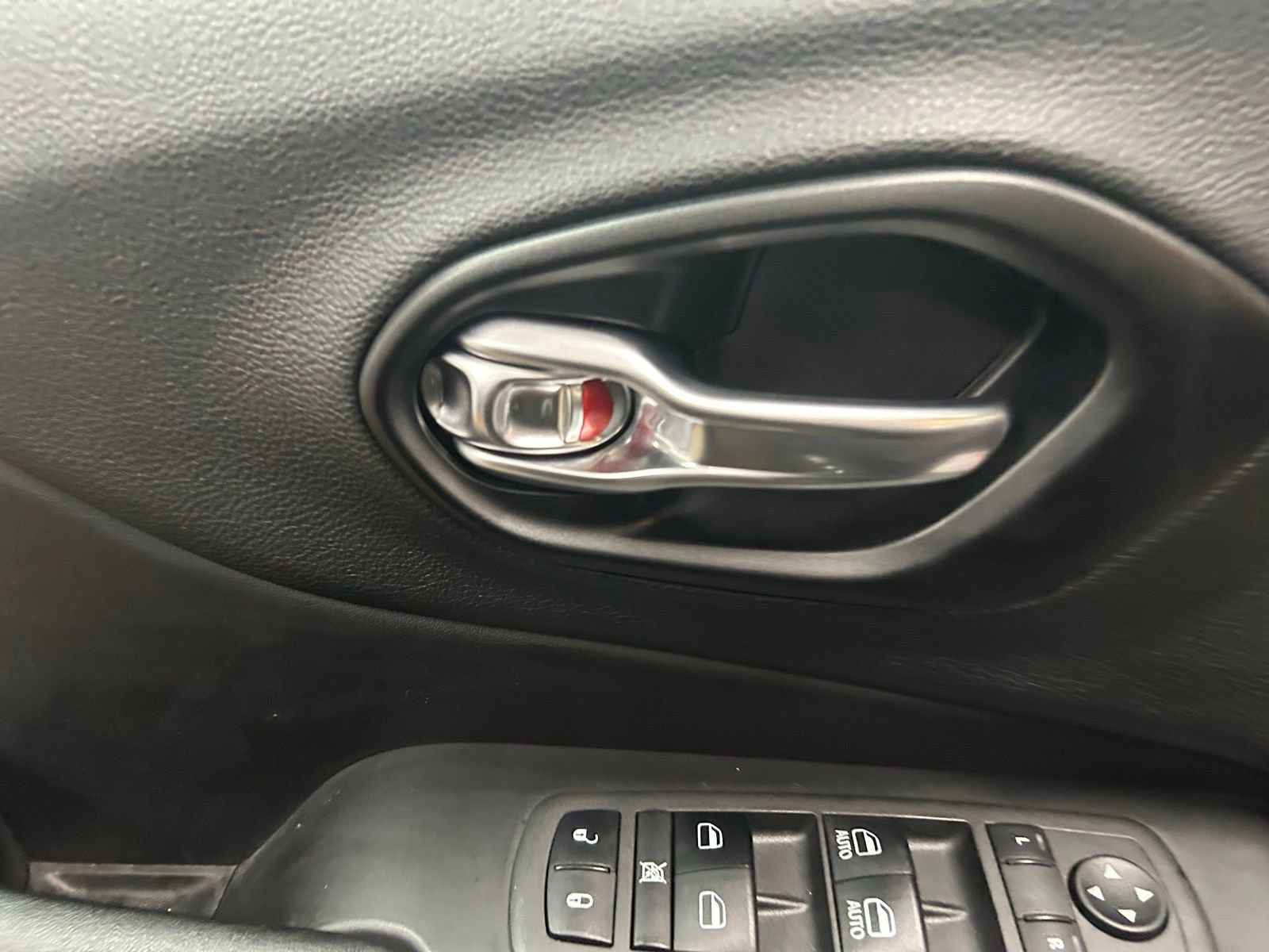 Certified 2021 Jeep Cherokee Latitude Lux w/ Sun & Sound Group image 11