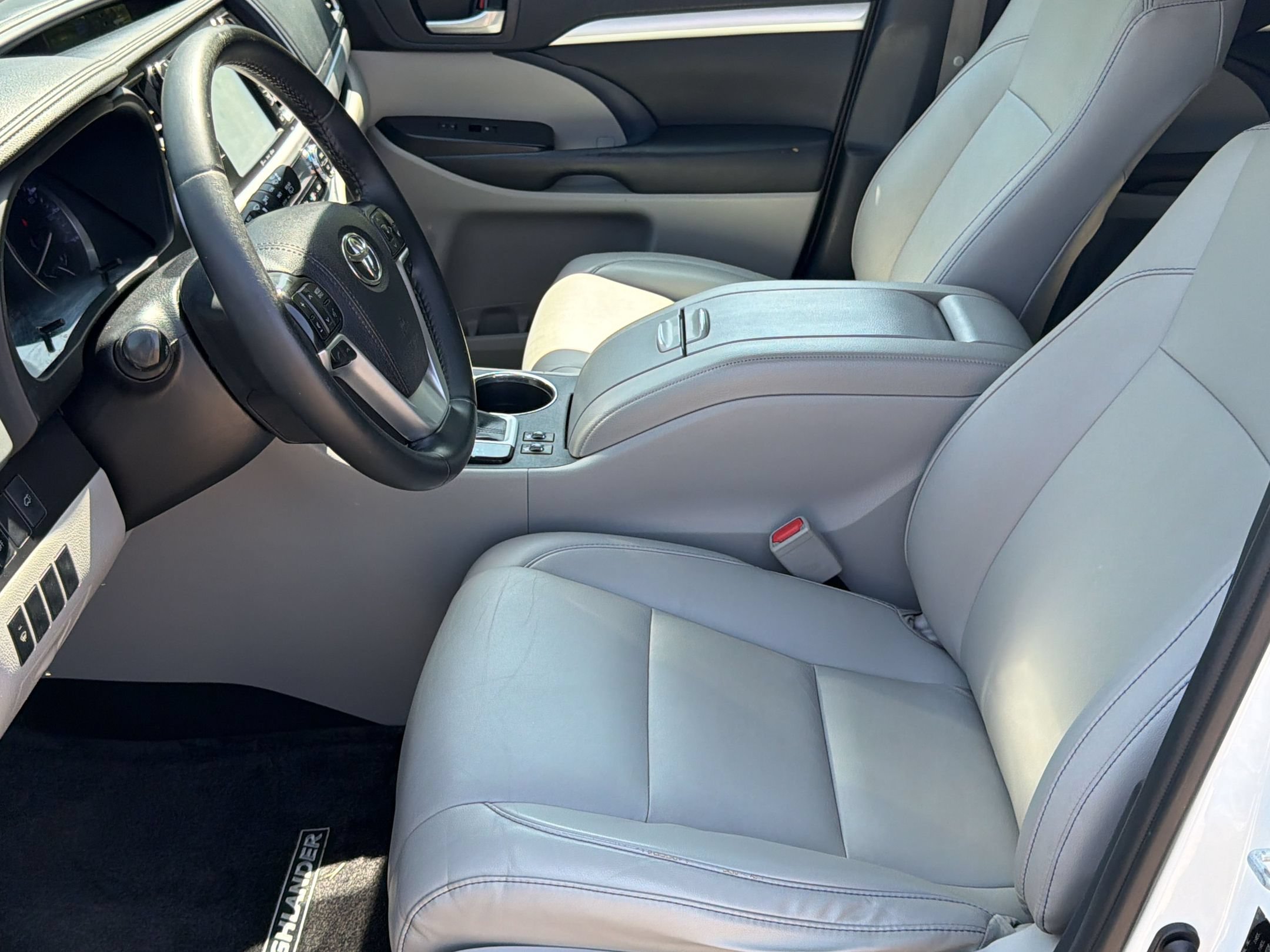Used 2019 Toyota Highlander XLE FWD image 5