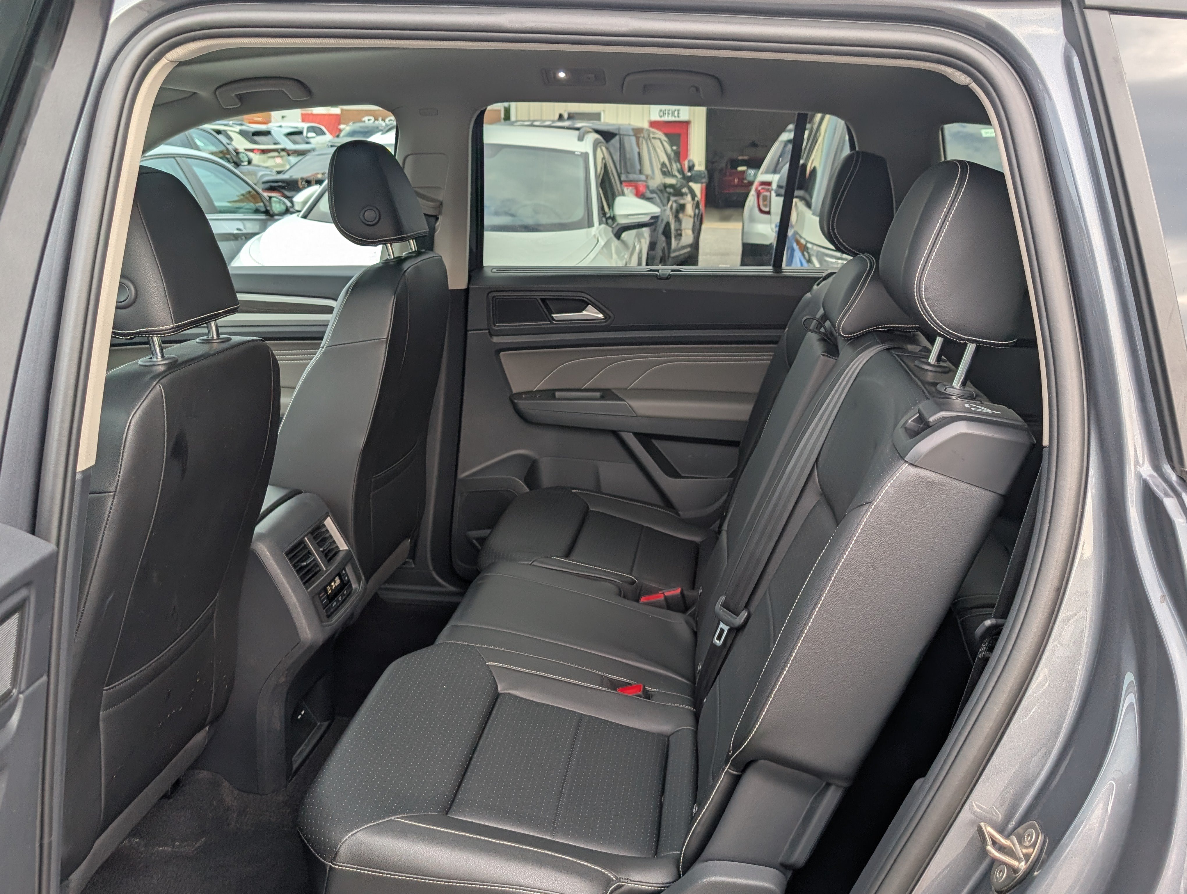 Used 2023 Volkswagen Atlas SE w/ Panoramic Sunroof Package AWD/4WD image 16
