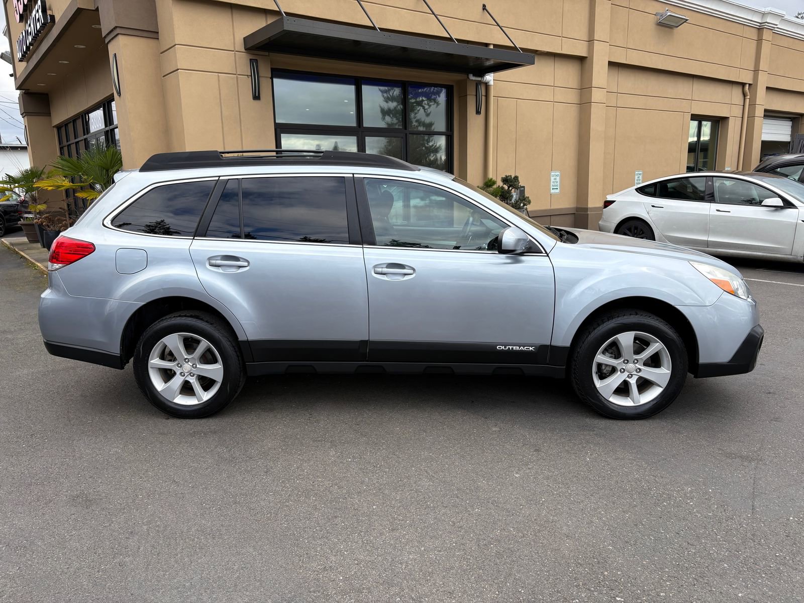 Used 2013 Subaru Outback 2.5i Premium w/ All-Weather Pkg AWD/4WD image 8