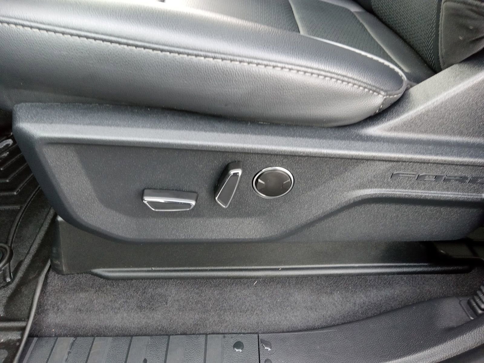 Used 2025 Ford F150 Lariat w/ Equipment Group 502A High image 12