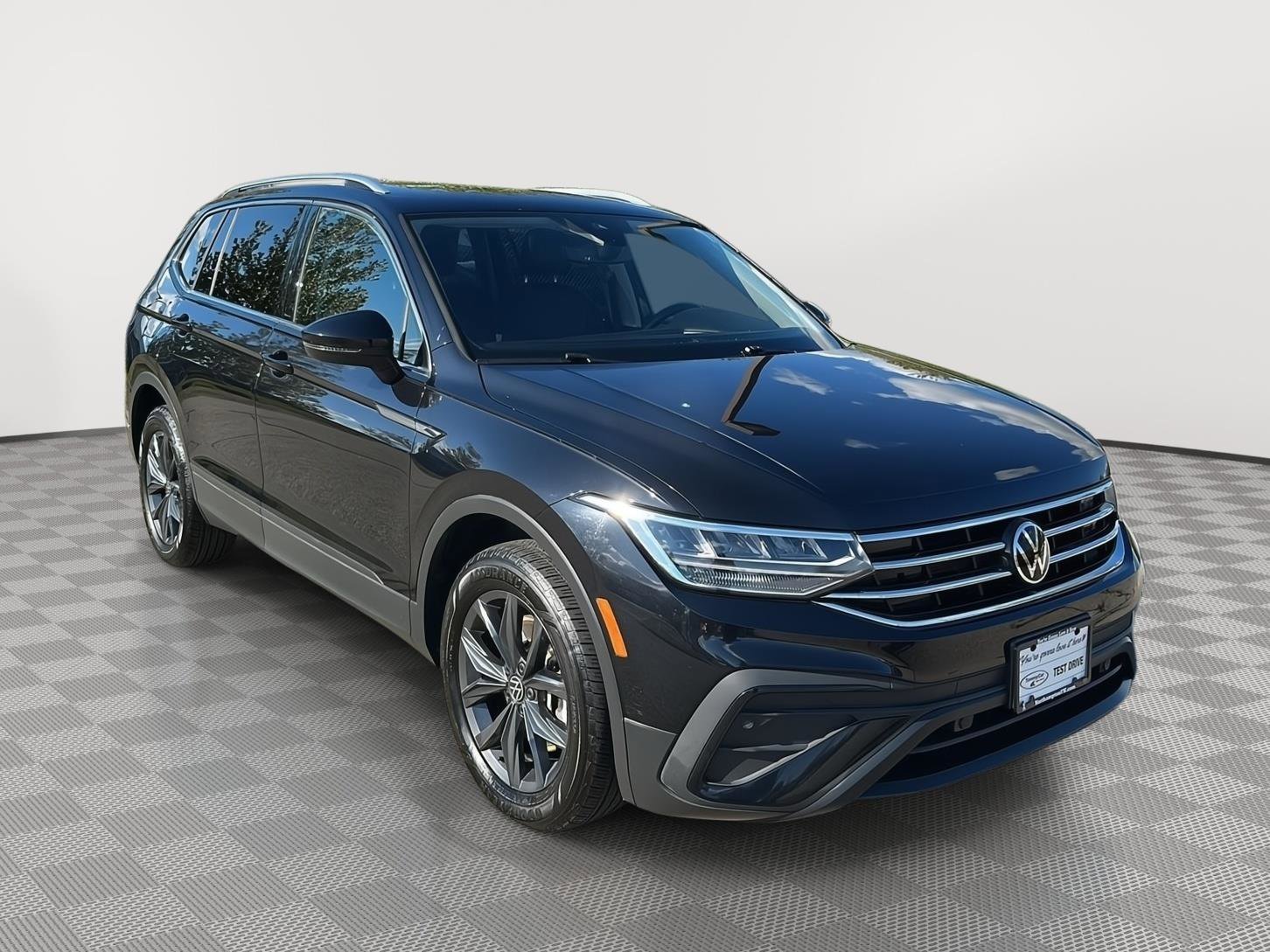 Used 2023 Volkswagen Tiguan SE AWD/4WD image 3