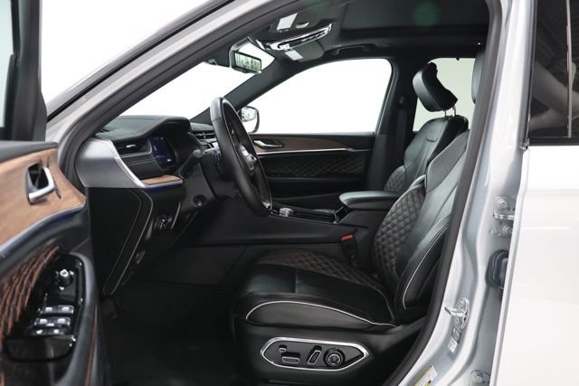 Used 2023 Jeep Grand Cherokee L Summit w/ Advanced Protech Group IV AWD/4WD image 17