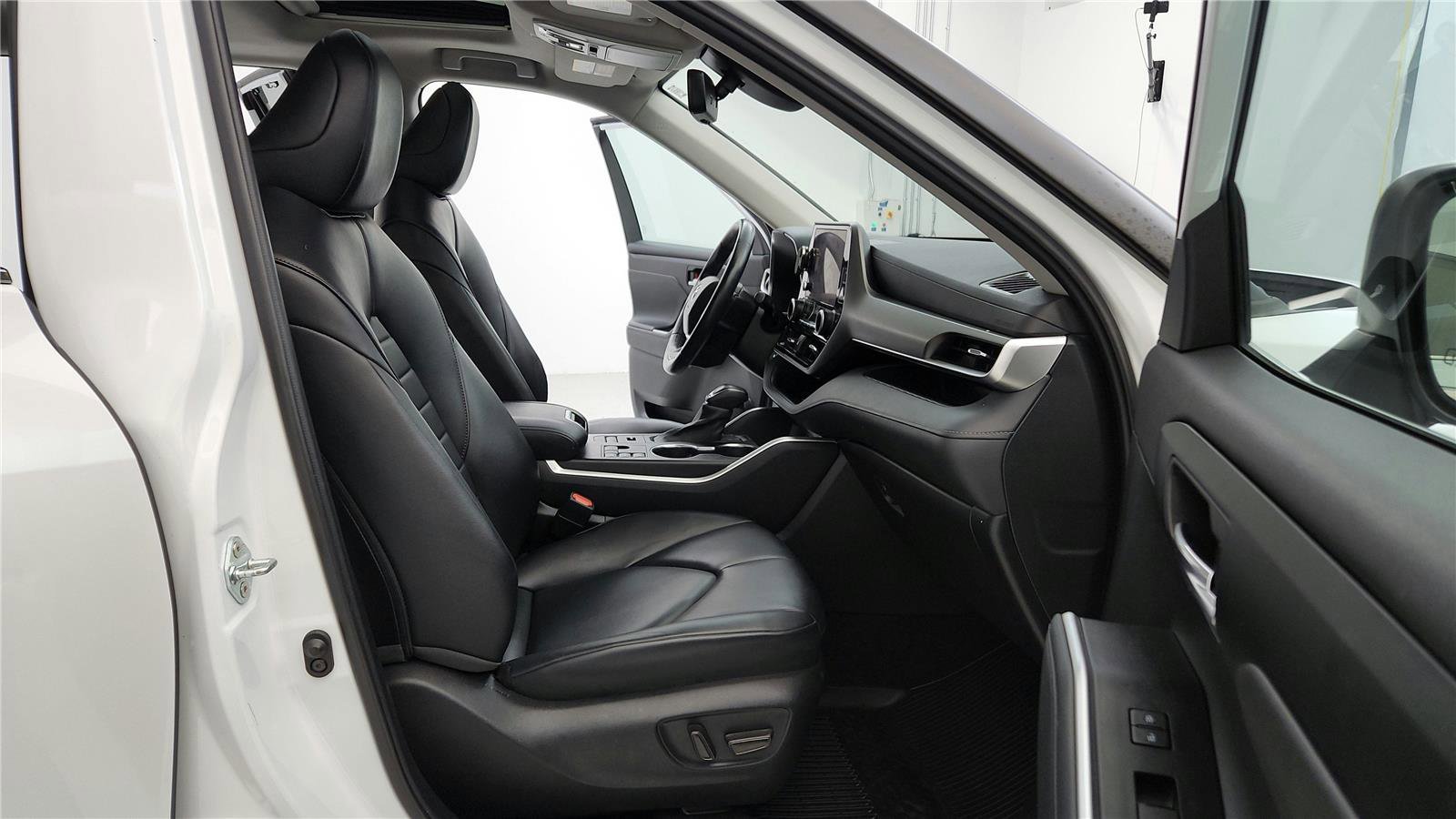 Certified 2023 Toyota Highlander XLE image 17