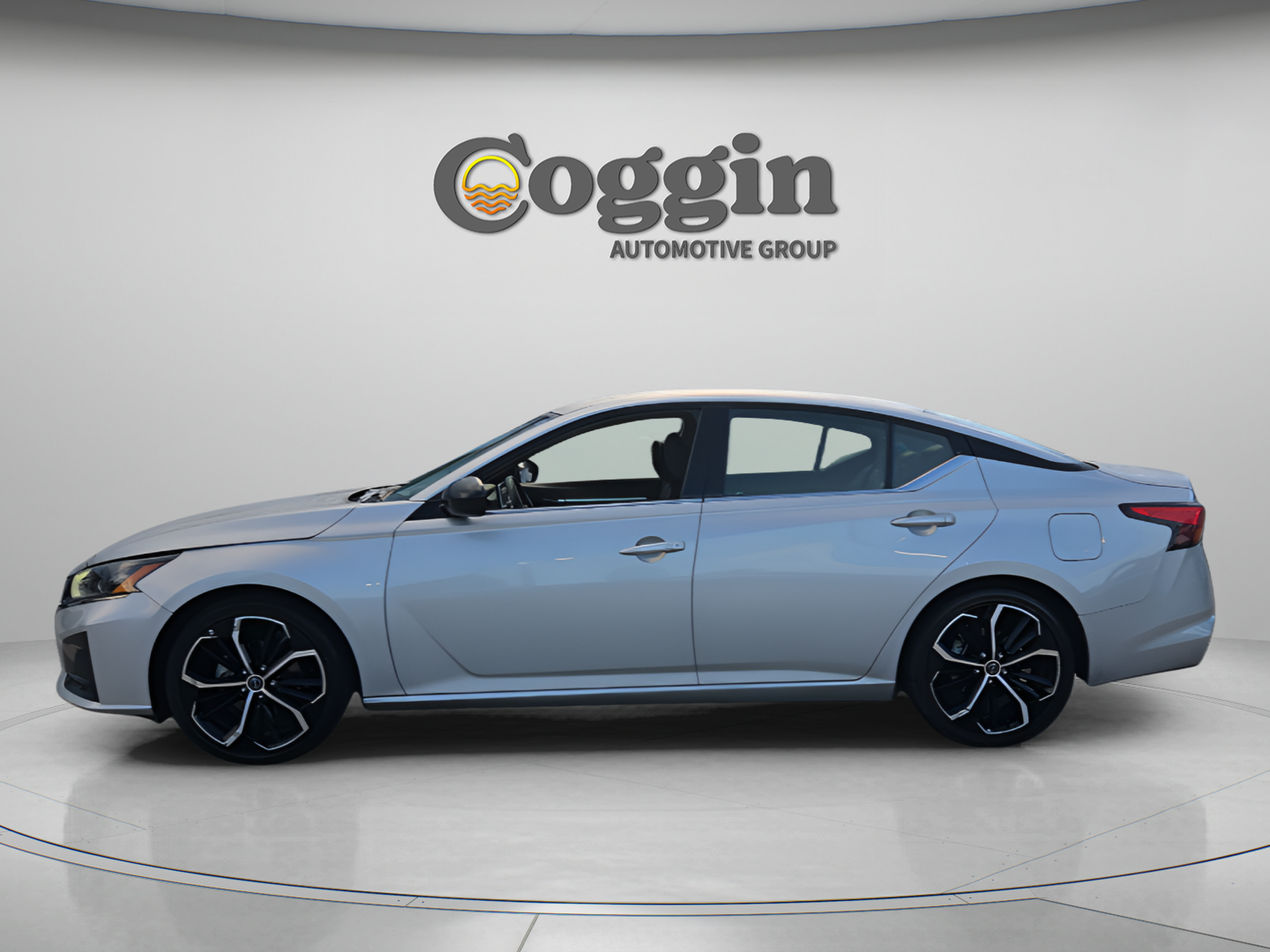 Used 2024 Nissan Altima 2.5 SR FWD image 2
