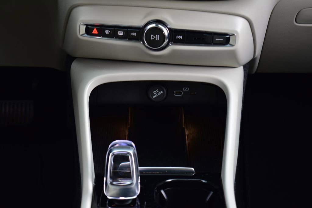 Used 2023 Volvo XC40 B5 Plus image 31