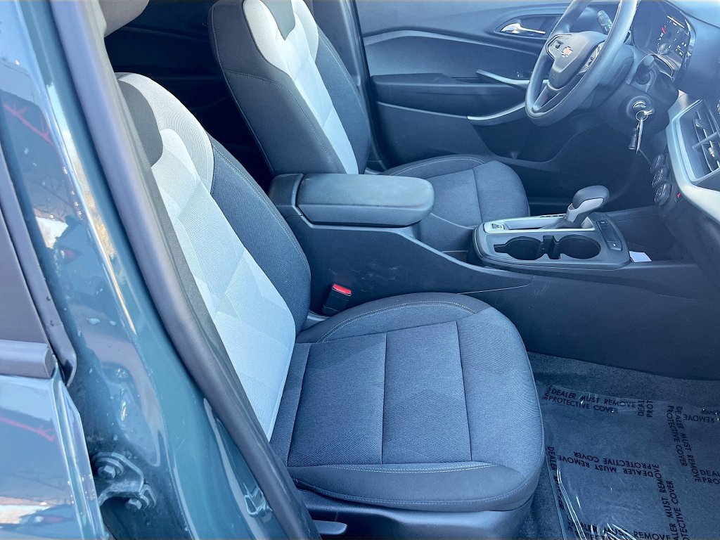 Used 2025 Chevrolet Trax LS w/ LS Convenience Package FWD image 26