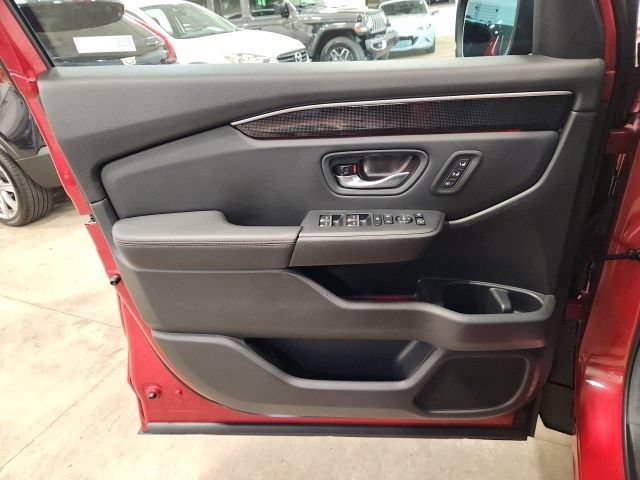 Certified 2025 Honda Pilot Black Edition image 22