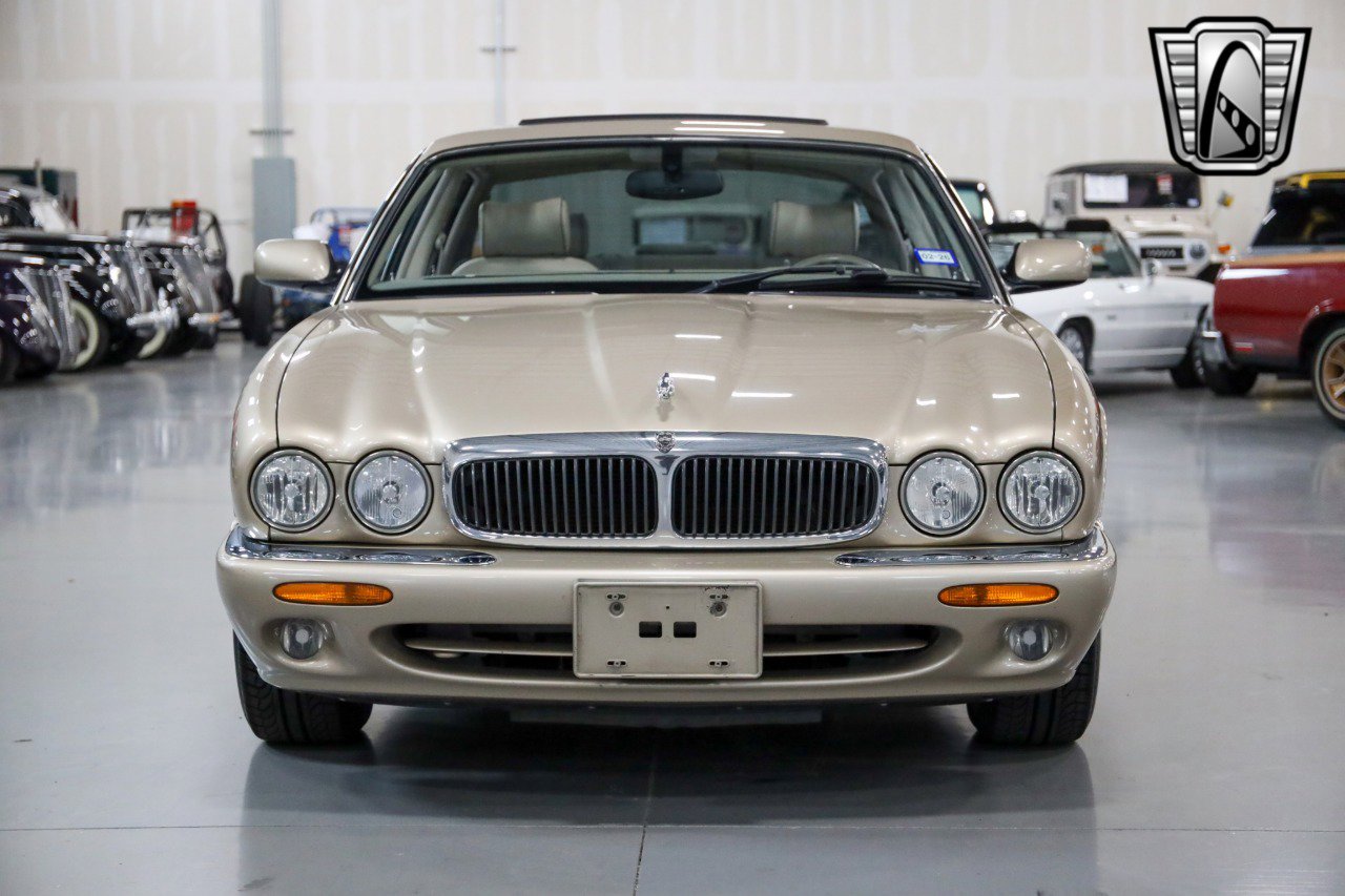 Used 2001 Jaguar XJ8 image 2
