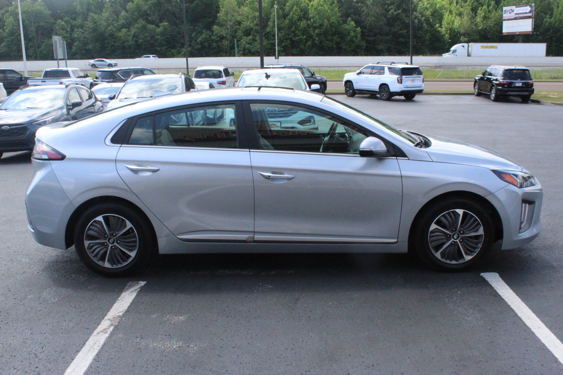 Used 2022 Hyundai Ioniq Limited FWD image 5