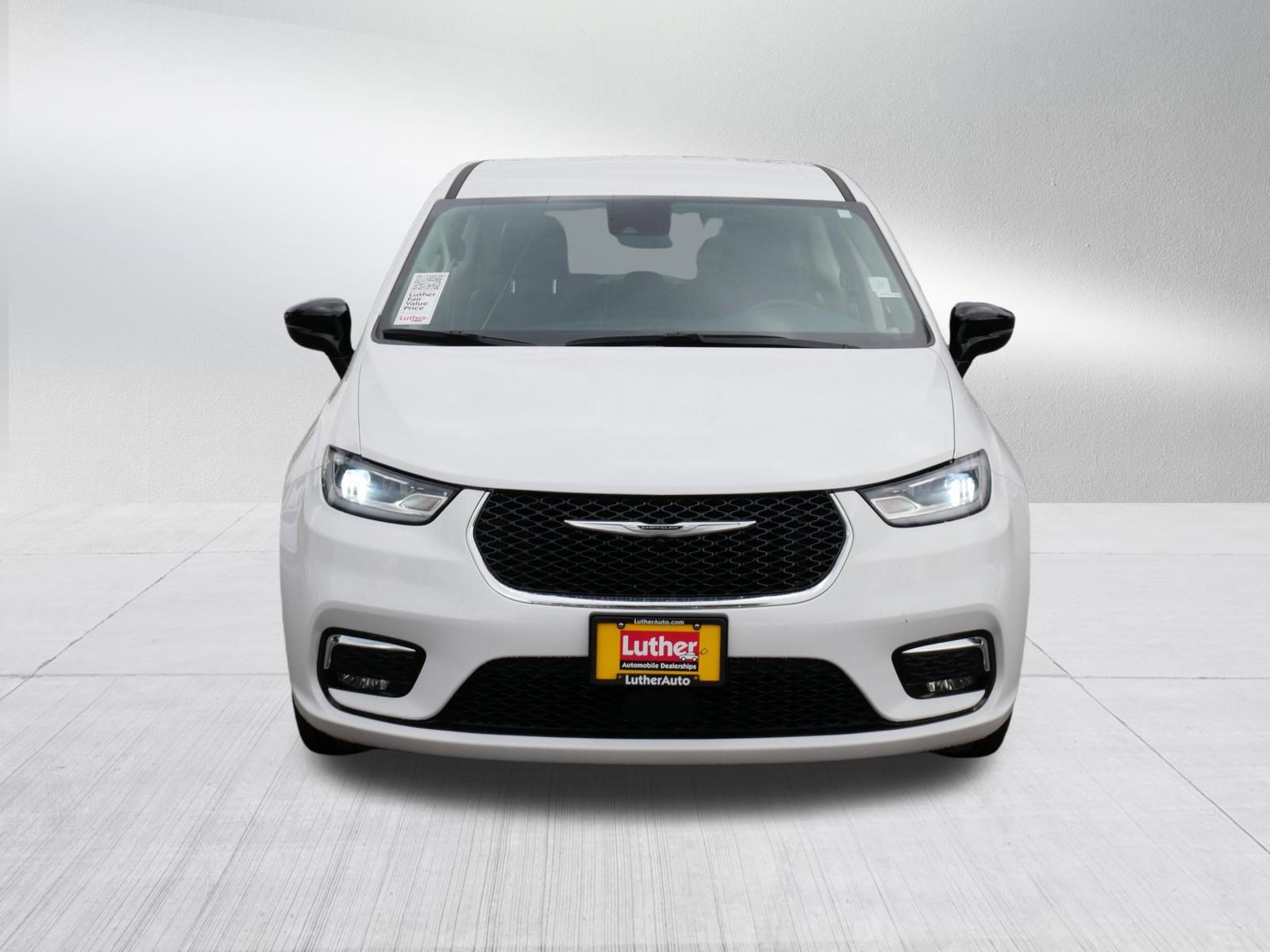 Used 2024 Chrysler Pacifica Limited FWD image 2