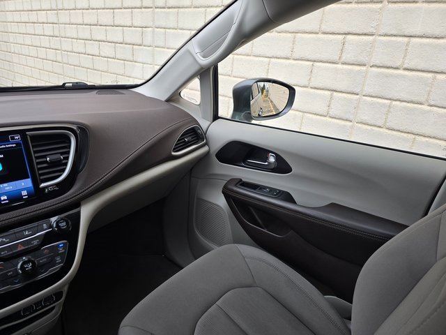Used 2021 Chrysler Pacifica Touring image 23