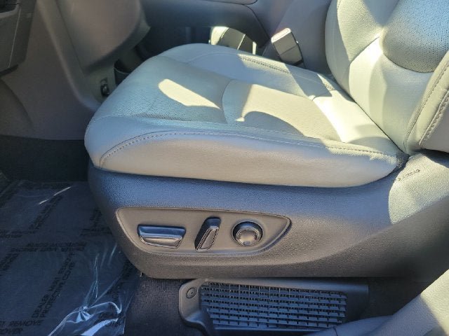 Used 2023 Toyota Sienna Limited FWD image 25