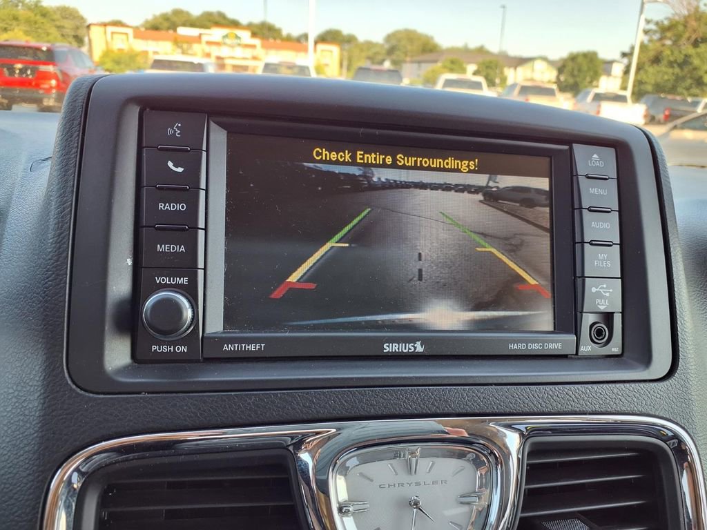 Used 2016 Chrysler Town & Country Touring w/ Driver Convenience Group FWD image 7